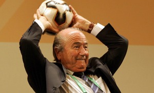In dieser Pose wurde der alte Mann im Büro des FIFA-Präsidenten angetroffen. Noch wird über seine Identität gerätselt.
